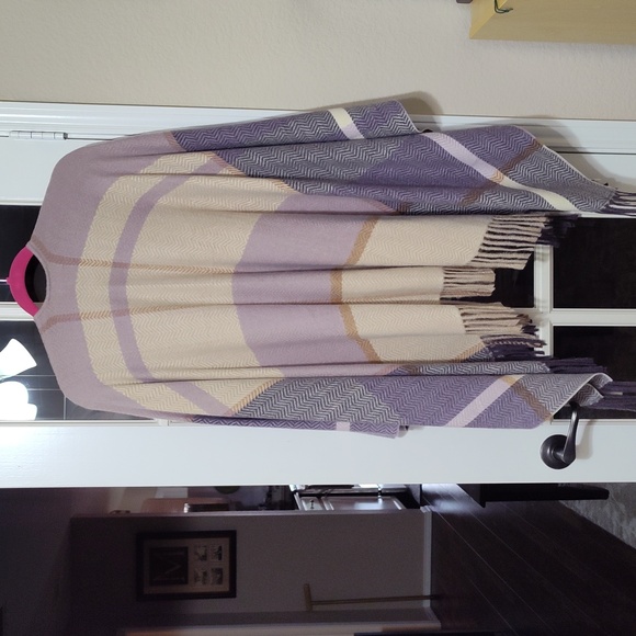 Moss Rose Fringed Shawl/Poncho/Wrap (NWOT) - Picture 3 of 4